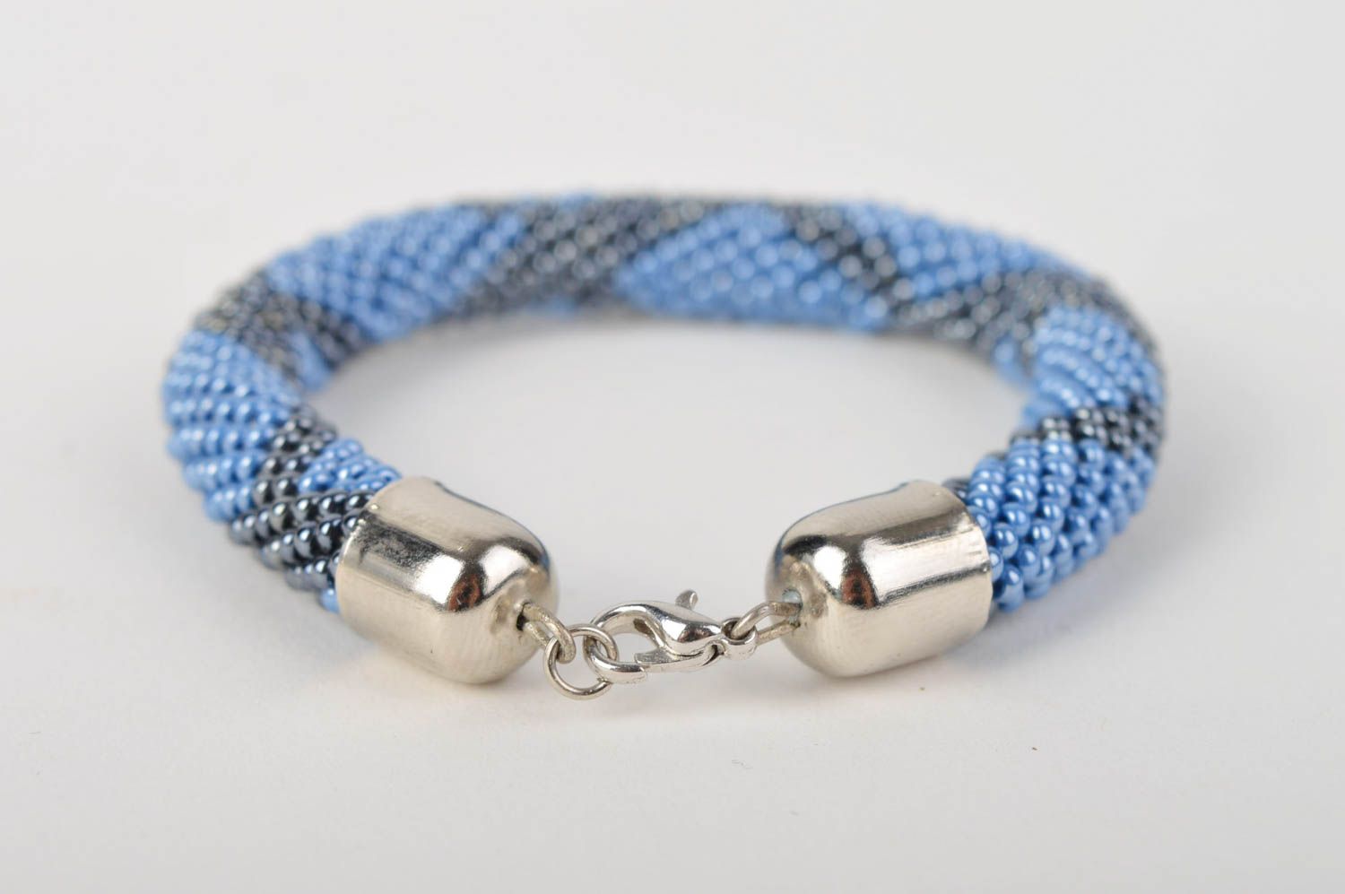 Bracelet perles rocaille Bijou fait main bleu motif noir Accessoire femme design photo 3