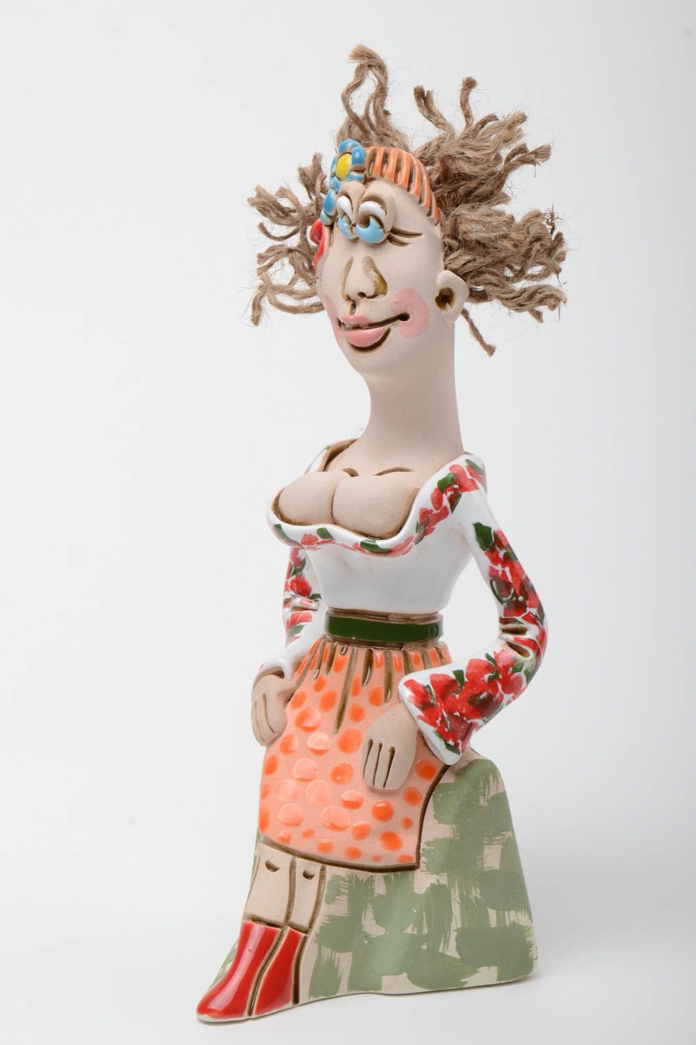 Handgemachte Keramik Statuette mit Bemalung in Form von Frau aus 	Halbporzellan foto 2