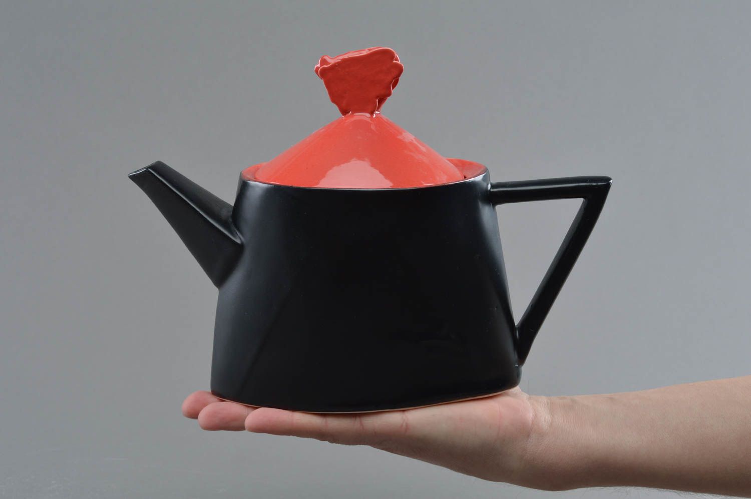 Kleine schwarze handgemachte Teekanne aus Porzellan mit Glasur Bemalung foto 4
