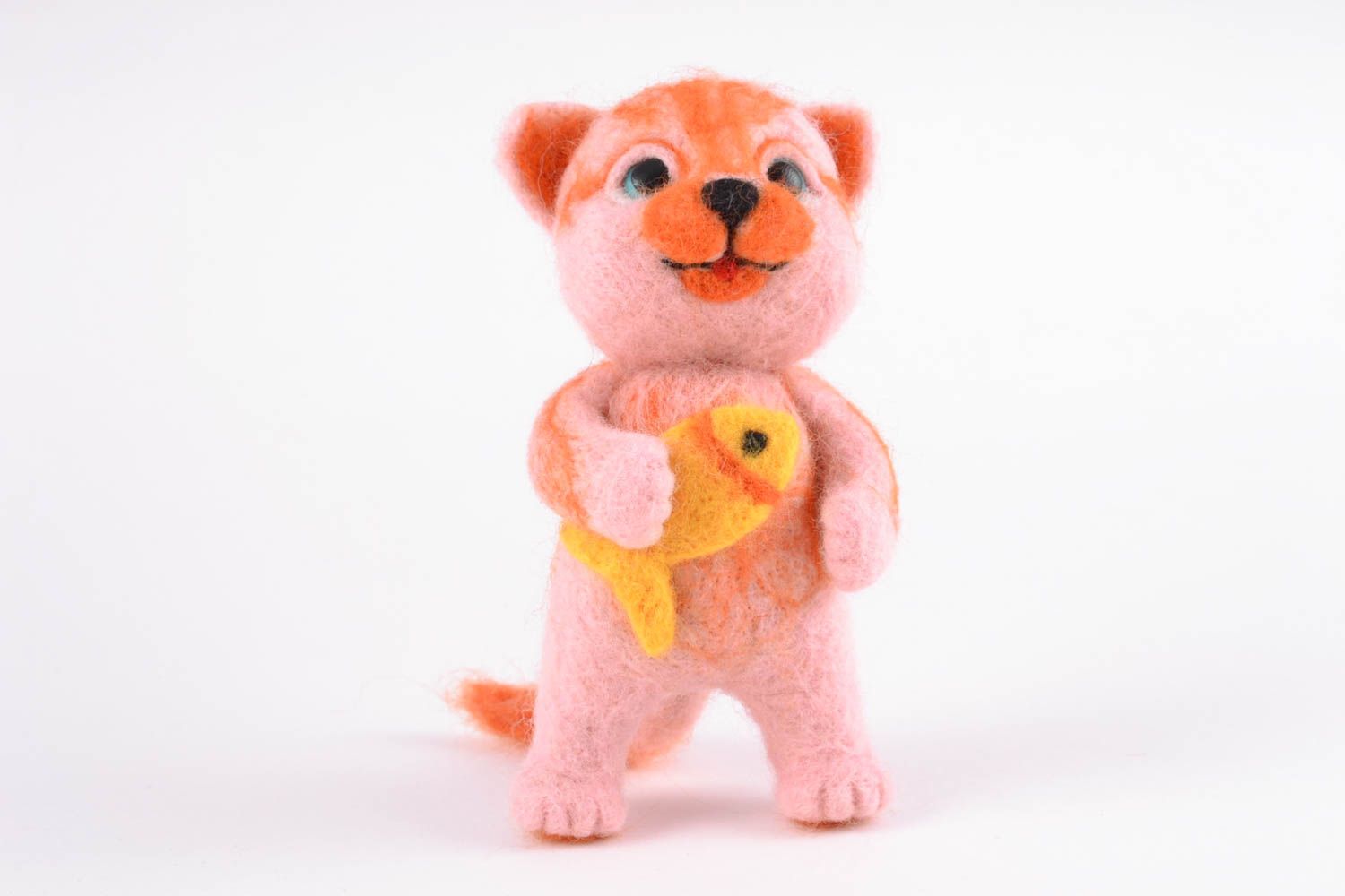 Дизайнерская игрушка в виде кота в технике валяния из шерсти фото 3