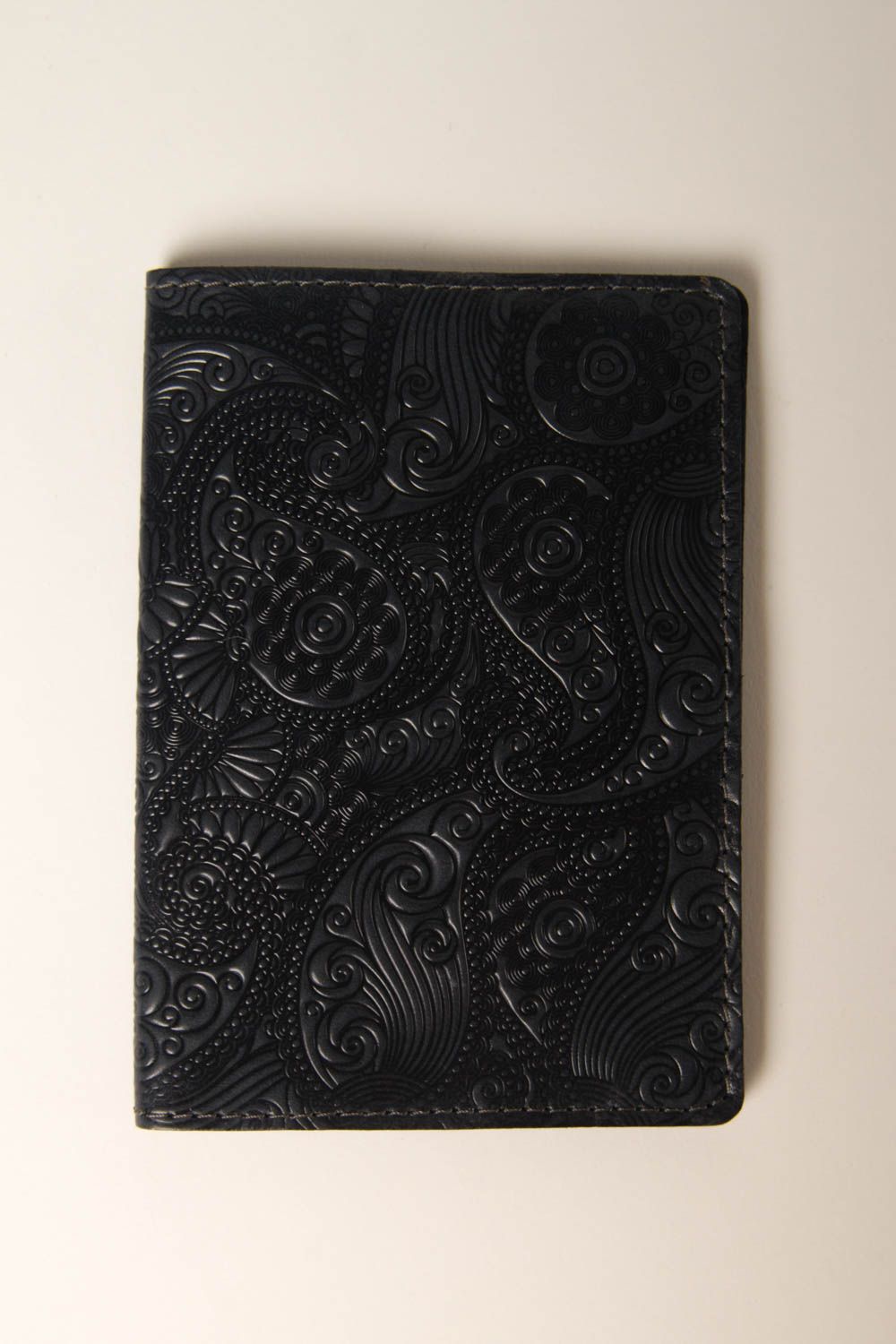 Estuche para pasaporte hecho a mano negro regalo original accesorio de hombre  foto 2