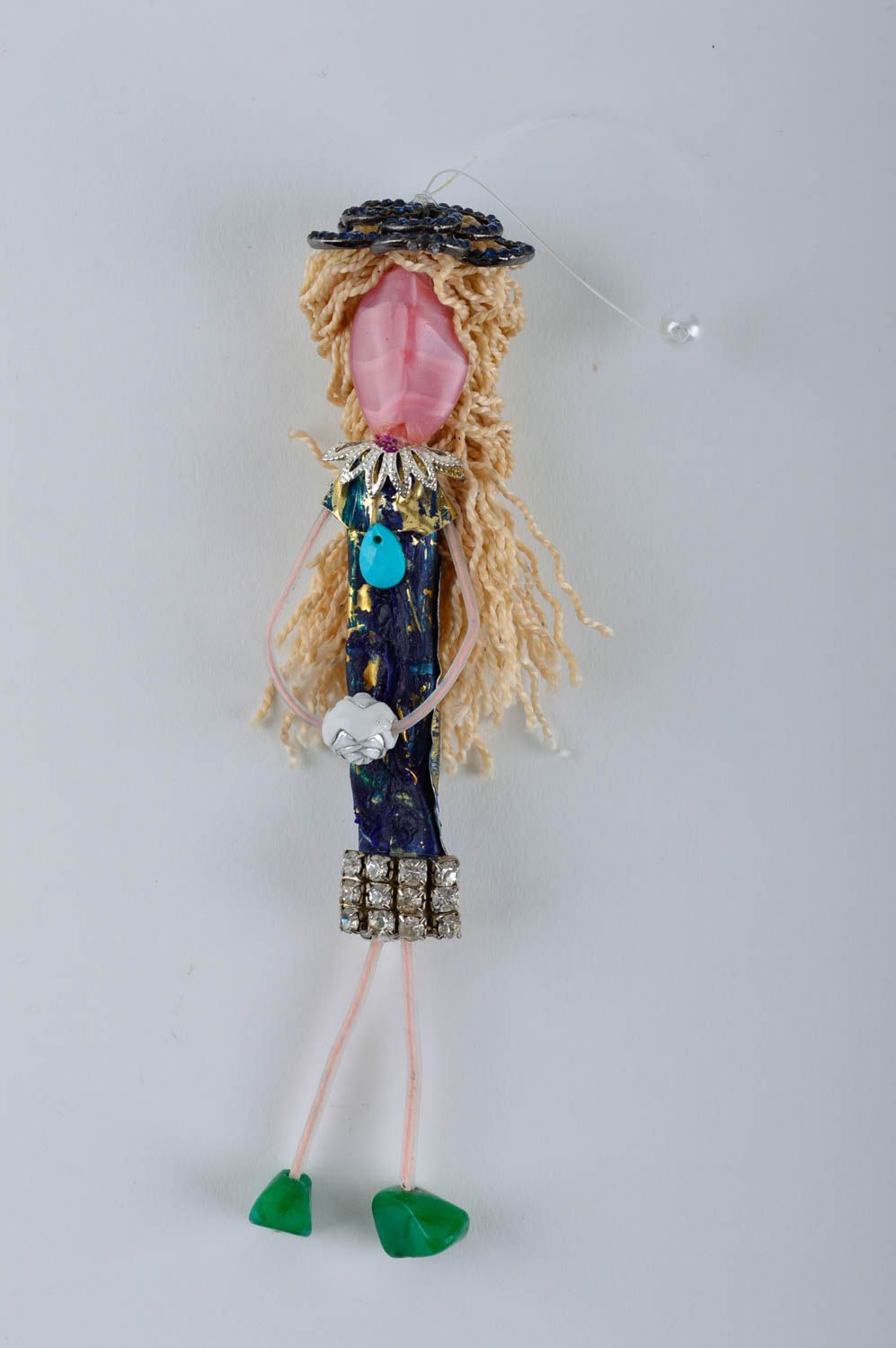 Llavero artesanal niña rubia accesorio para llaves o teléfono regalo original foto 2