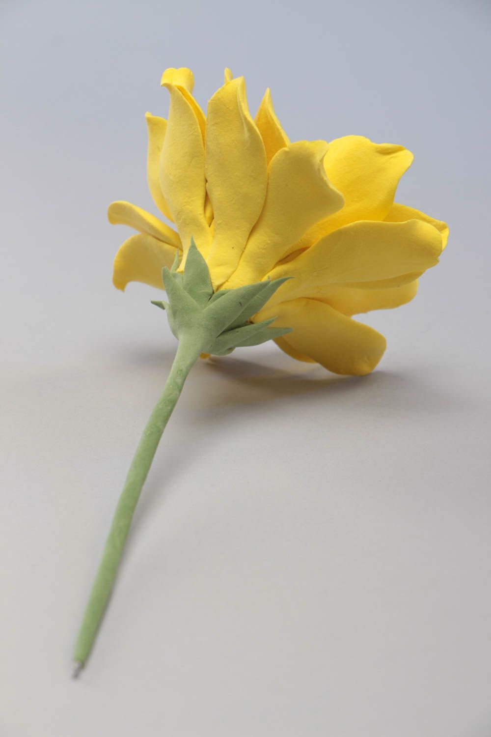 Искусственный цветок из полимерной глины в виде подсолнуха ручной работы фото 3