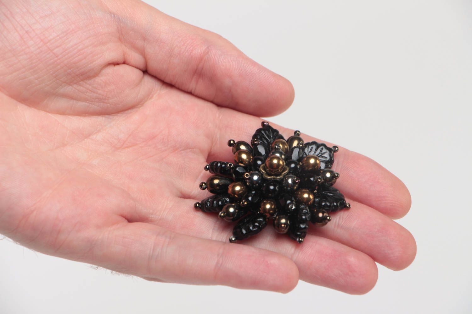 Broche fantaisie Bijou fait main noir perles de rocaille Accessoire femme photo 5