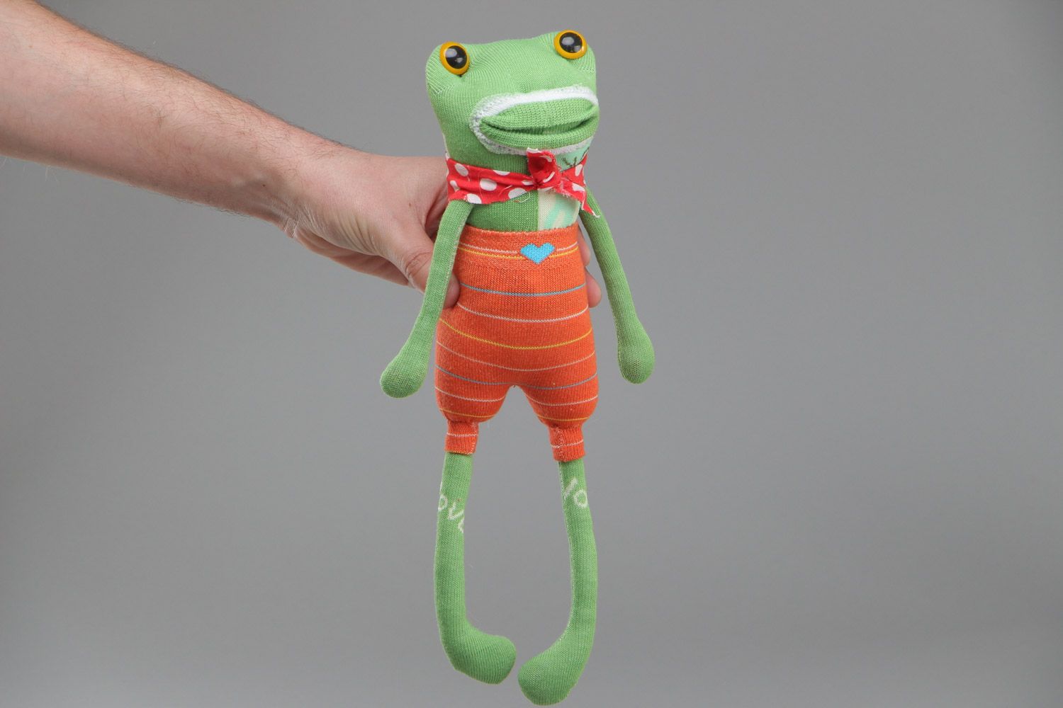 Игрушка лягушка из носков зеленая в костюме среднего размера ручной работы  фото 4