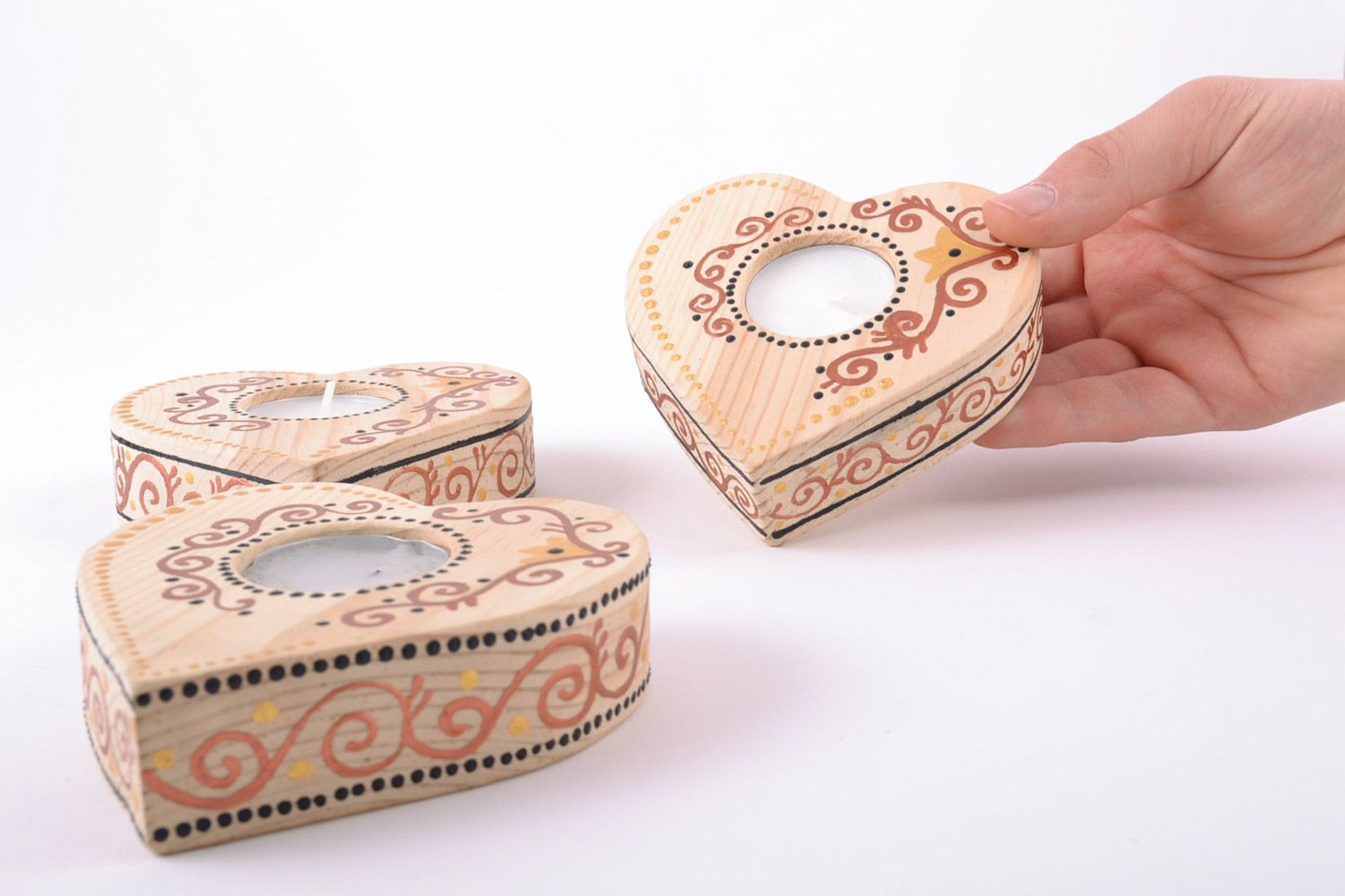 Schöne handgemachte Kerzenhalter aus Holz mit Bemalung Set aus zwei Stück Herzen foto 5