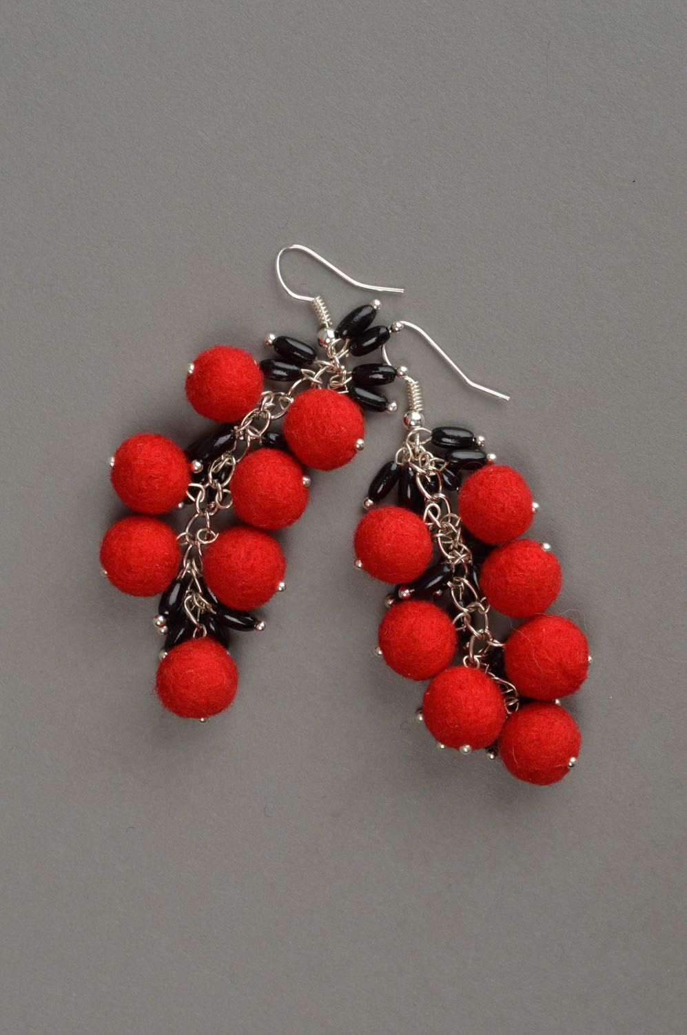 Boucles d'oreilles pendantes rouges grappe en laine feutrée faites main photo 3