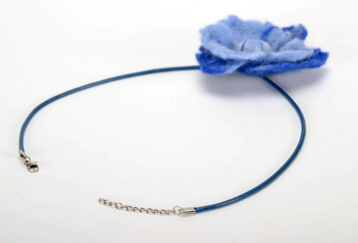 Pendentif fleur bleue Bijou fait main en laine feutrée Cadeau femme original photo 1