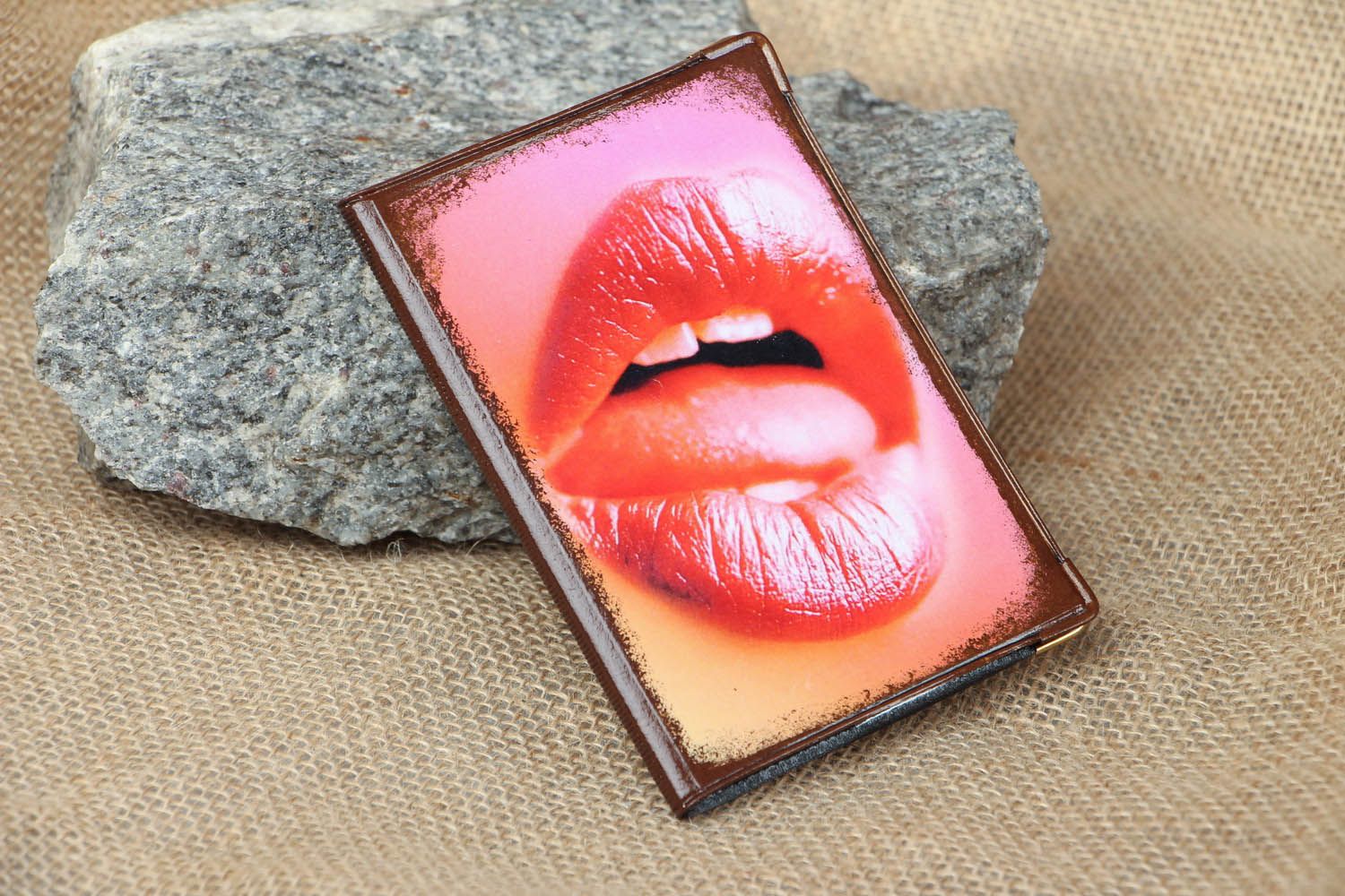 Handmade Passhülle mit Motiv Purpurrote Lippen foto 5