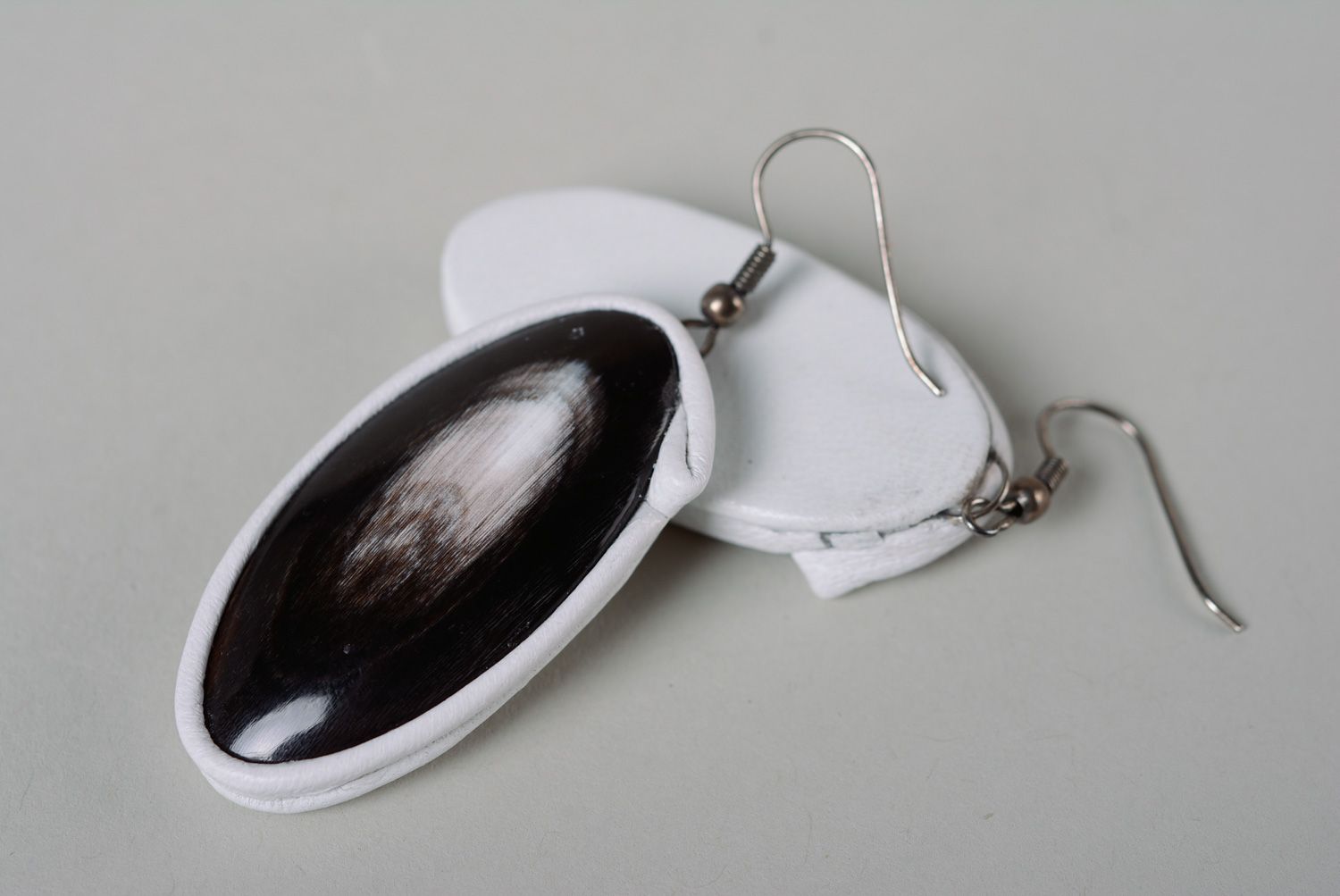Handmade cow horn dangle earrings of oval shape with white genuine leather photo 2