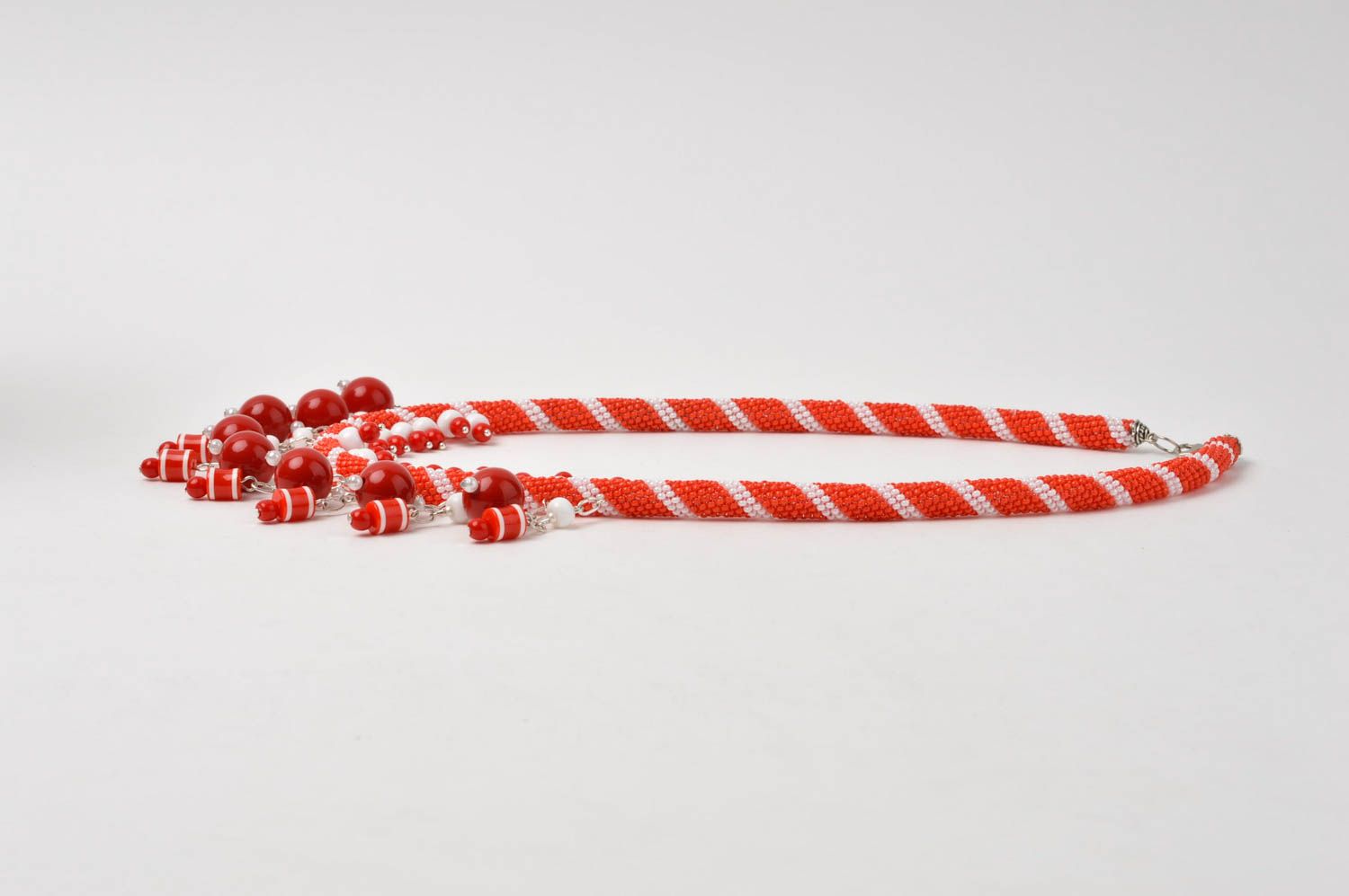 Collana di perline fatta a mano accessorio di moda in colore rosso con bianco foto 2