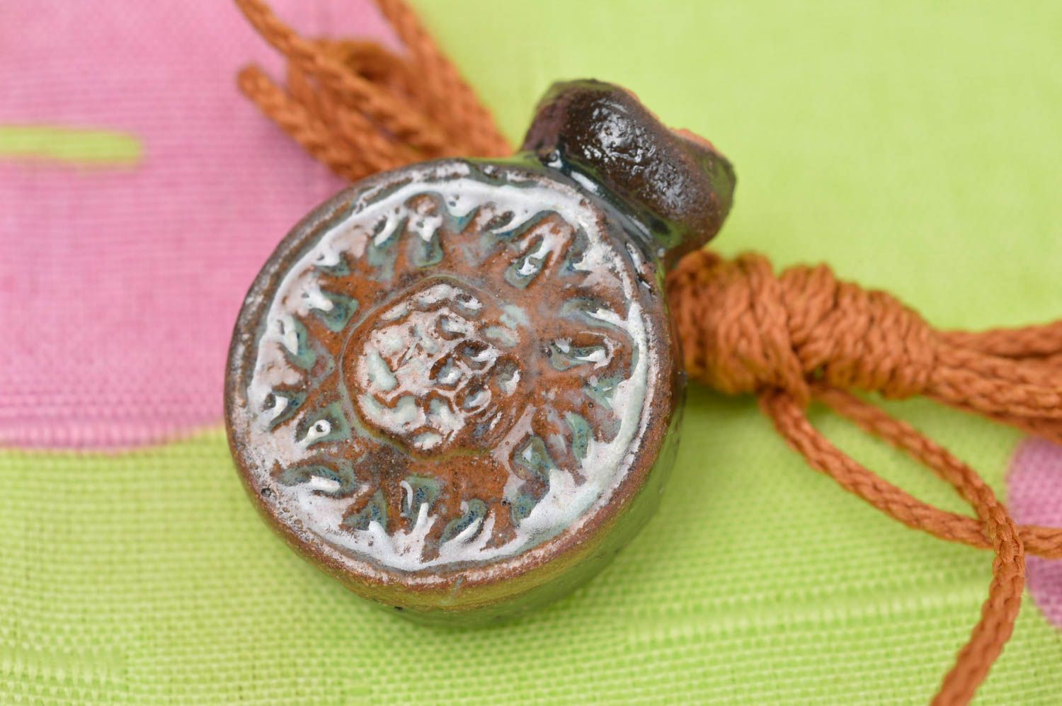 Кулон ручной работы глиняный аромакулон украшение на шею в виде круглой фляги фото 1
