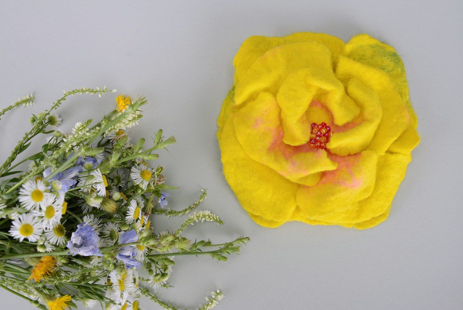 Broche artisanale de laine 'Fleur jaune' photo 1