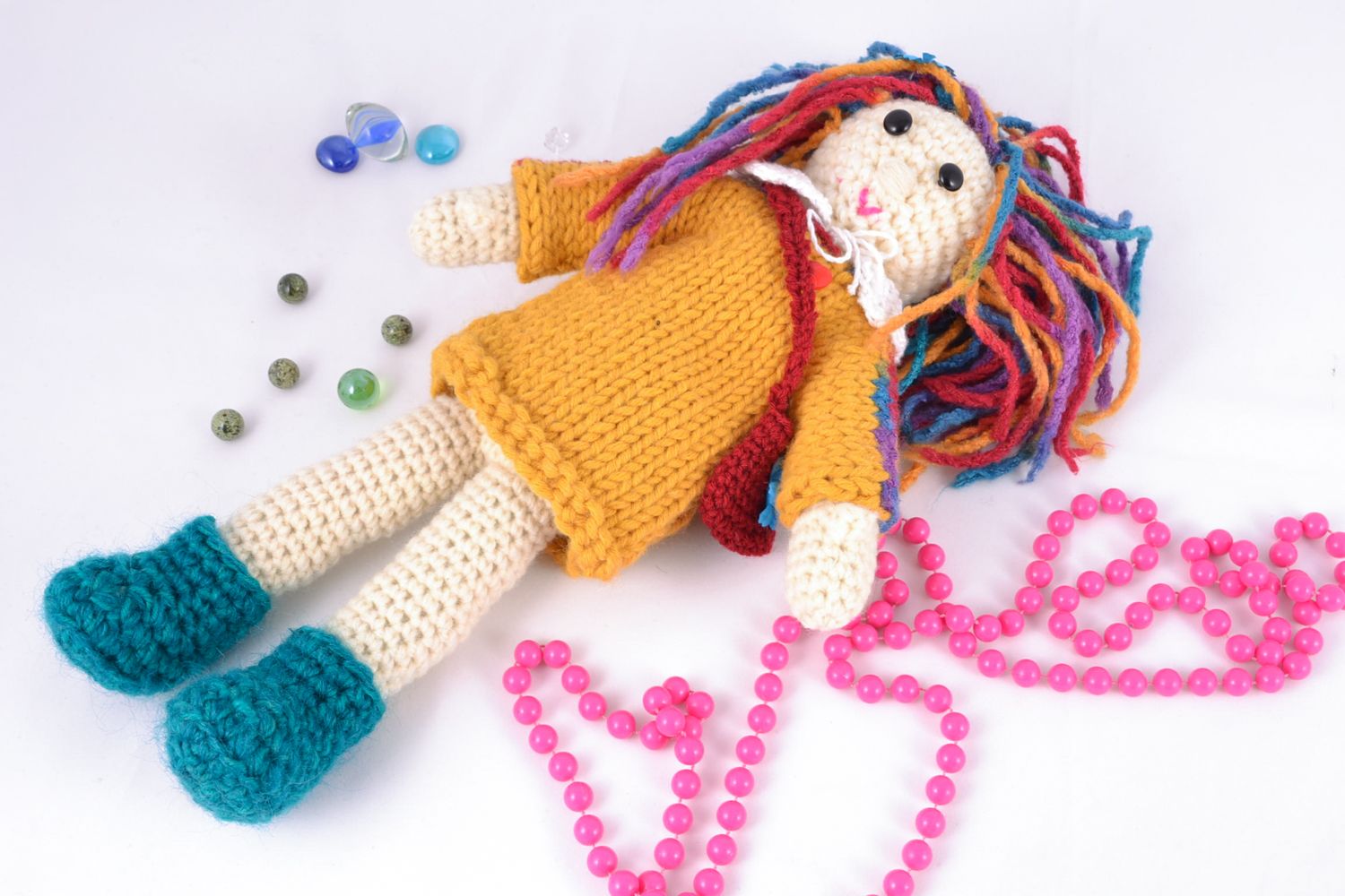 Petite poupée faite main tricotée au crochet en fils mixtes pour enfant photo 1