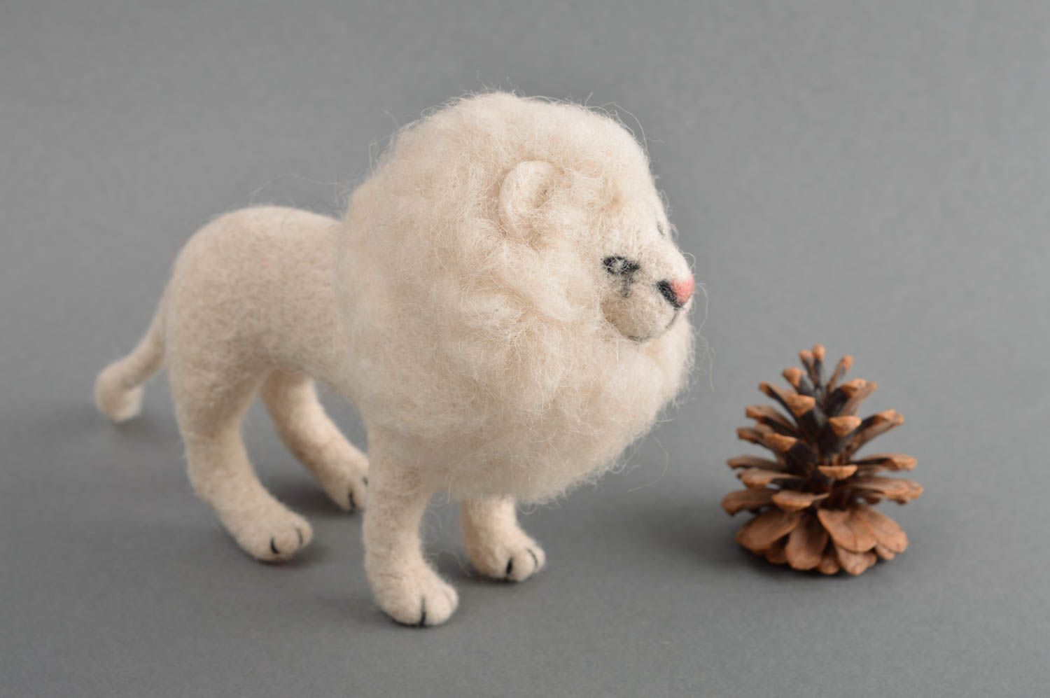 Jouet lion blanc Peluche faite main en laine feutrée Cadeau pour enfant photo 1