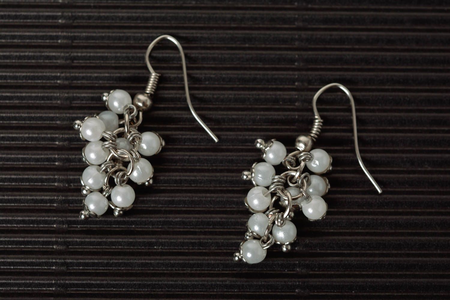Petites boucles d'oreilles avec perles en plastique faites main blanches photo 1