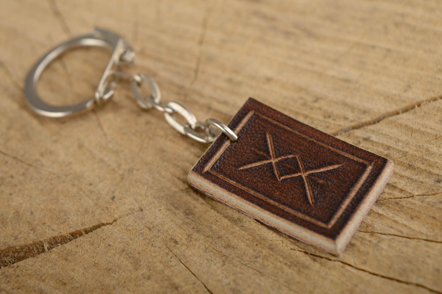 Porte-clé marron de vrai cuir avec runes fait main accessoire pendentif photo 1