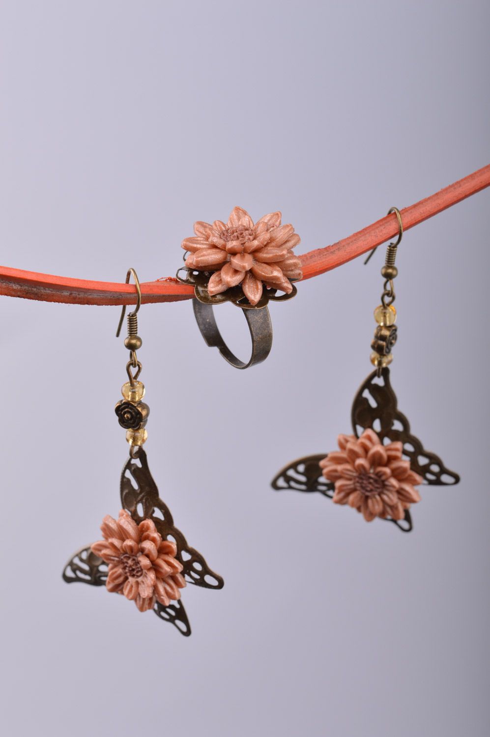 Handgemachtes Schmuck Set Ring und Ohrringe Schmetterlinge aus Polymerton 2 Stück  foto 3
