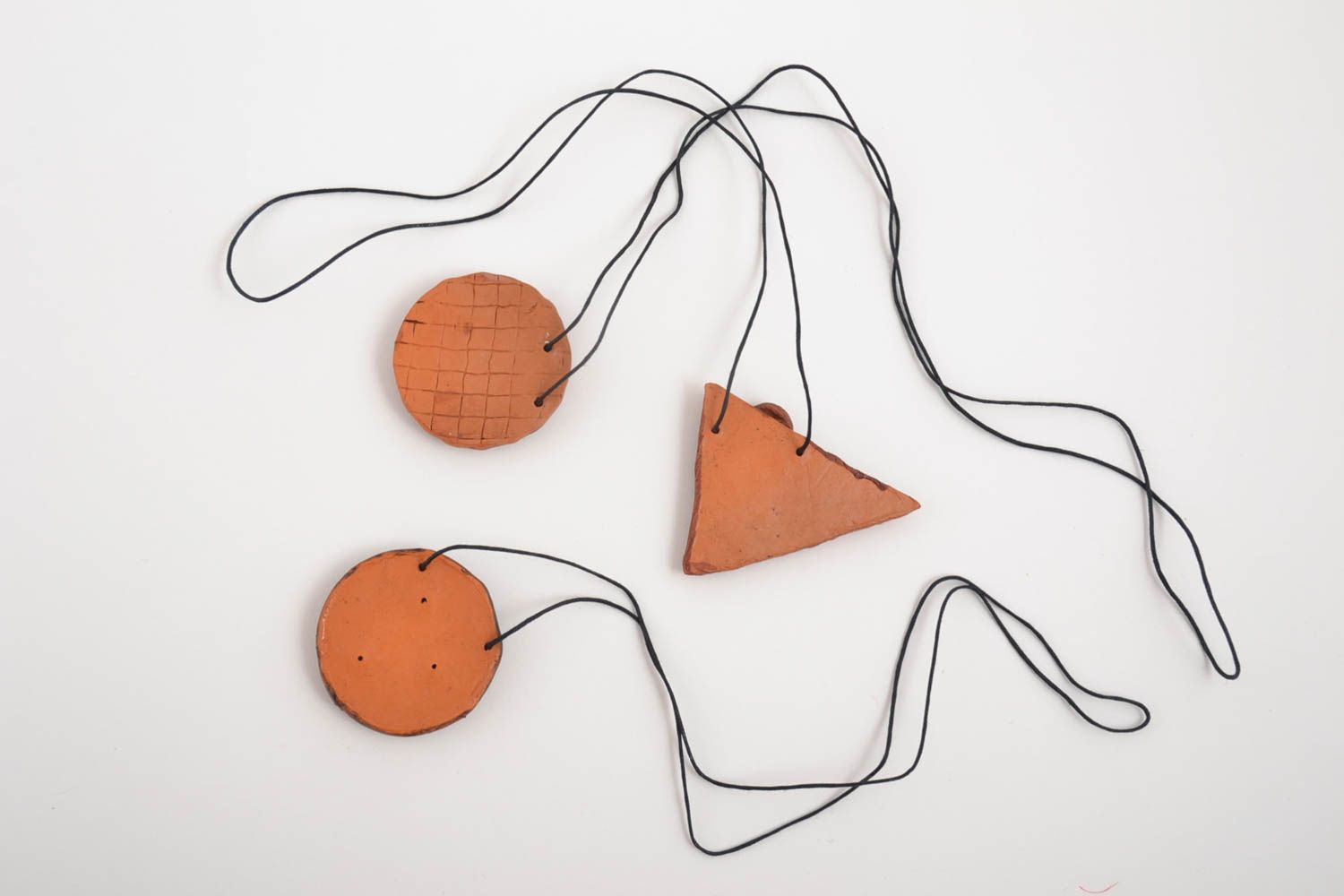 Set di tre ciondoli fatti a mano in ceramica collana accessorio artigianale foto 2