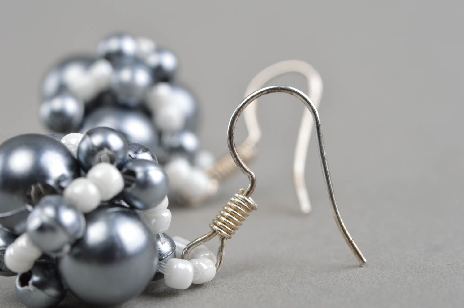 Originelle schöne Ohrringe aus Glasperlen grau weiß künstlerische Handarbeit foto 4