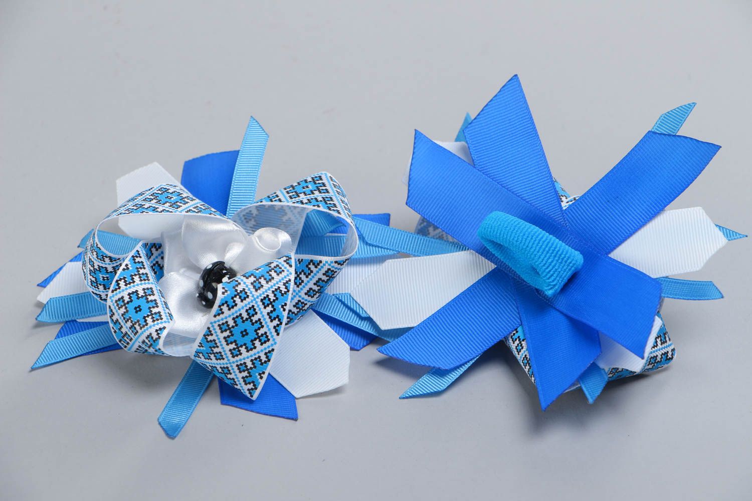 Blau weißes Haargummi Set mit Schleifen aus Atlasbändern 2 Stück Handarbeit foto 4