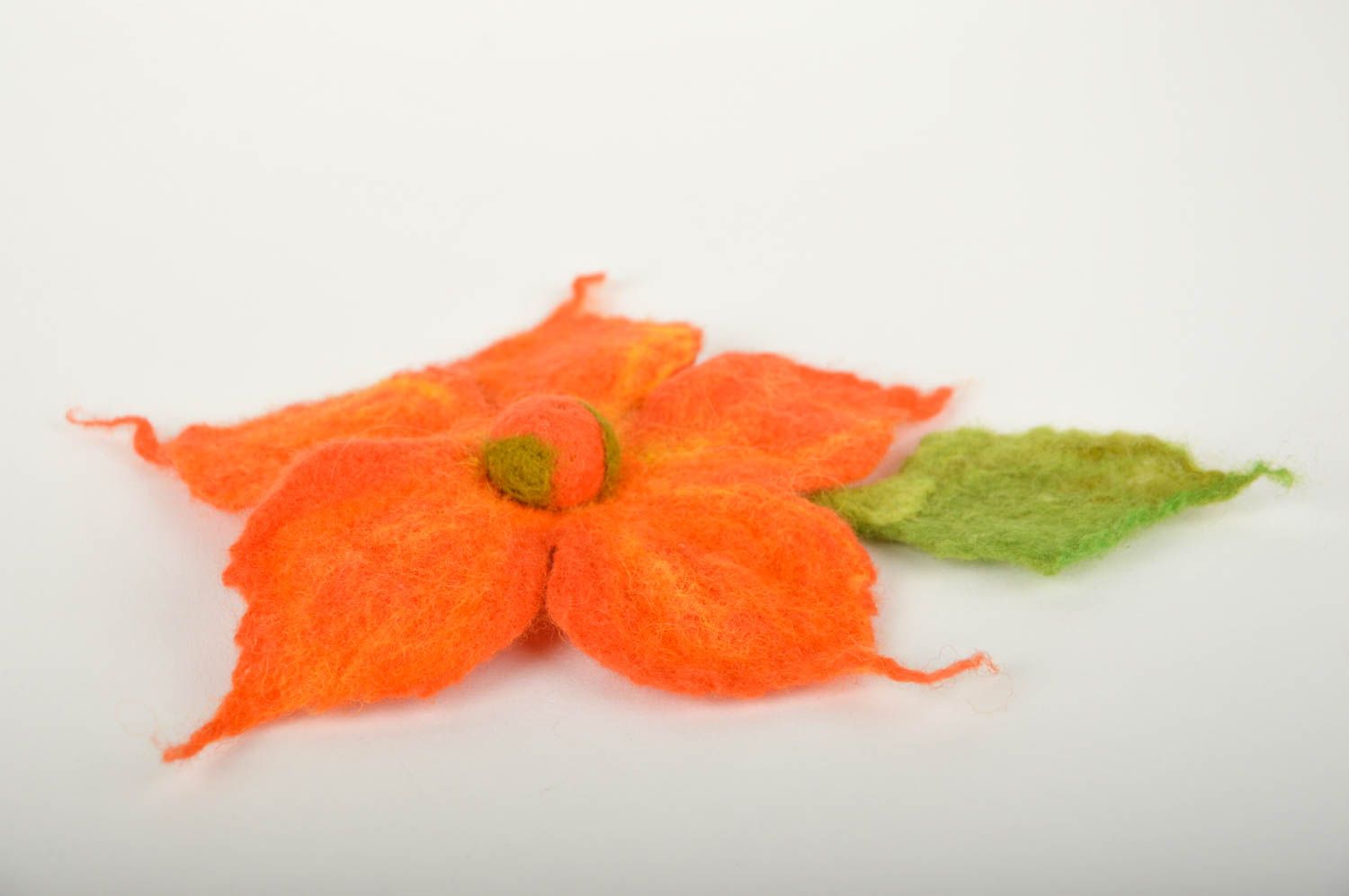 Grosse Broche fleur faite main orange en laine feutrée Accessoire femme photo 3