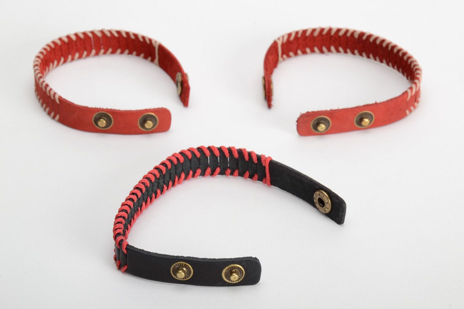 Ensemble de bracelets en cuir naturel rouges faits main originaux 3 pièces photo 3
