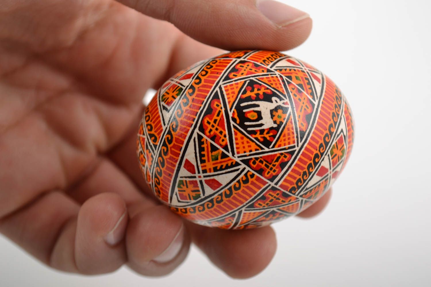 Huevo de Pascua artesanal pintado con símbolos eslavos en tonos anaranjados  foto 2