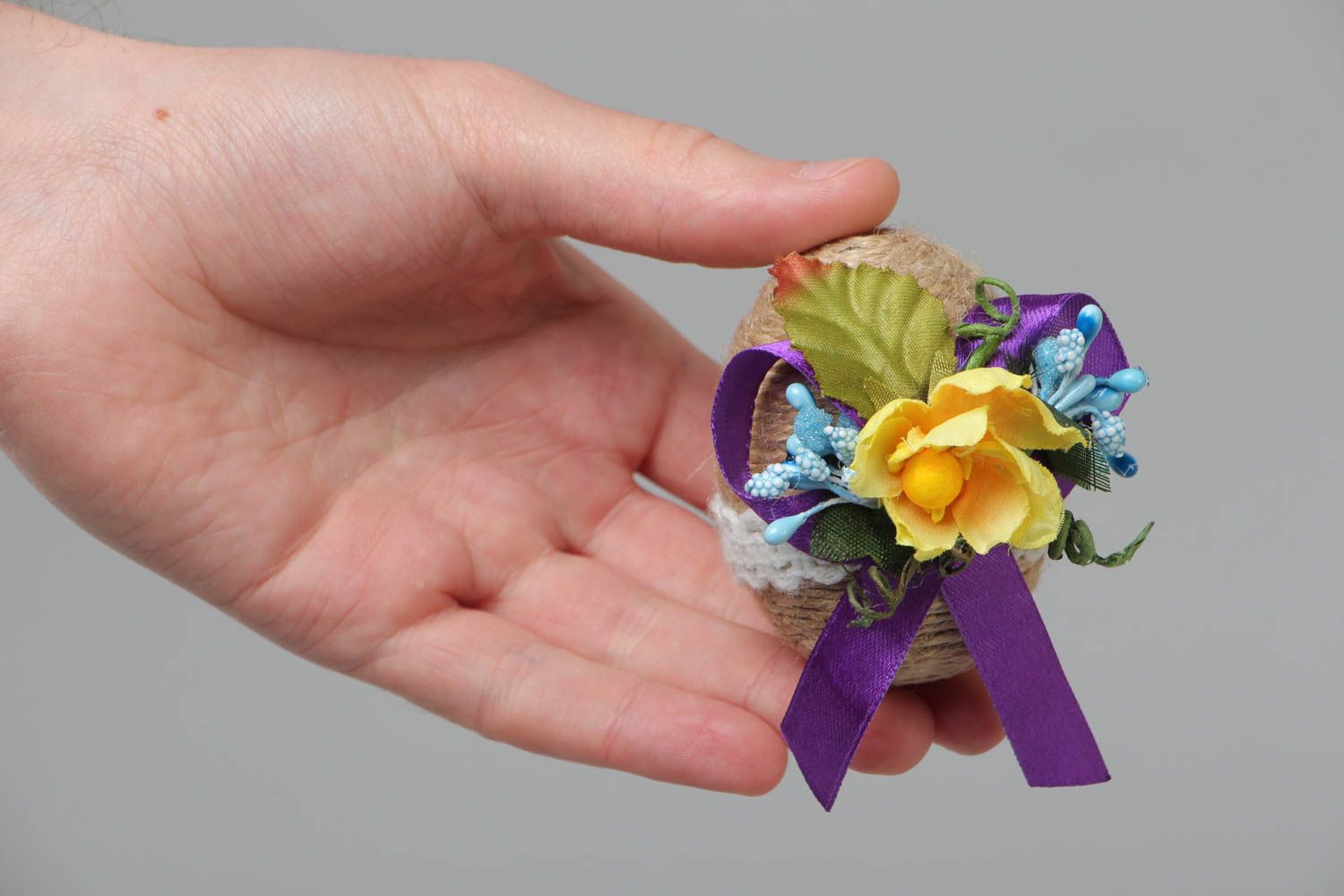 Huevo de madera envuelto en bramante con flores y encaje para decoración hecho a mano  foto 5
