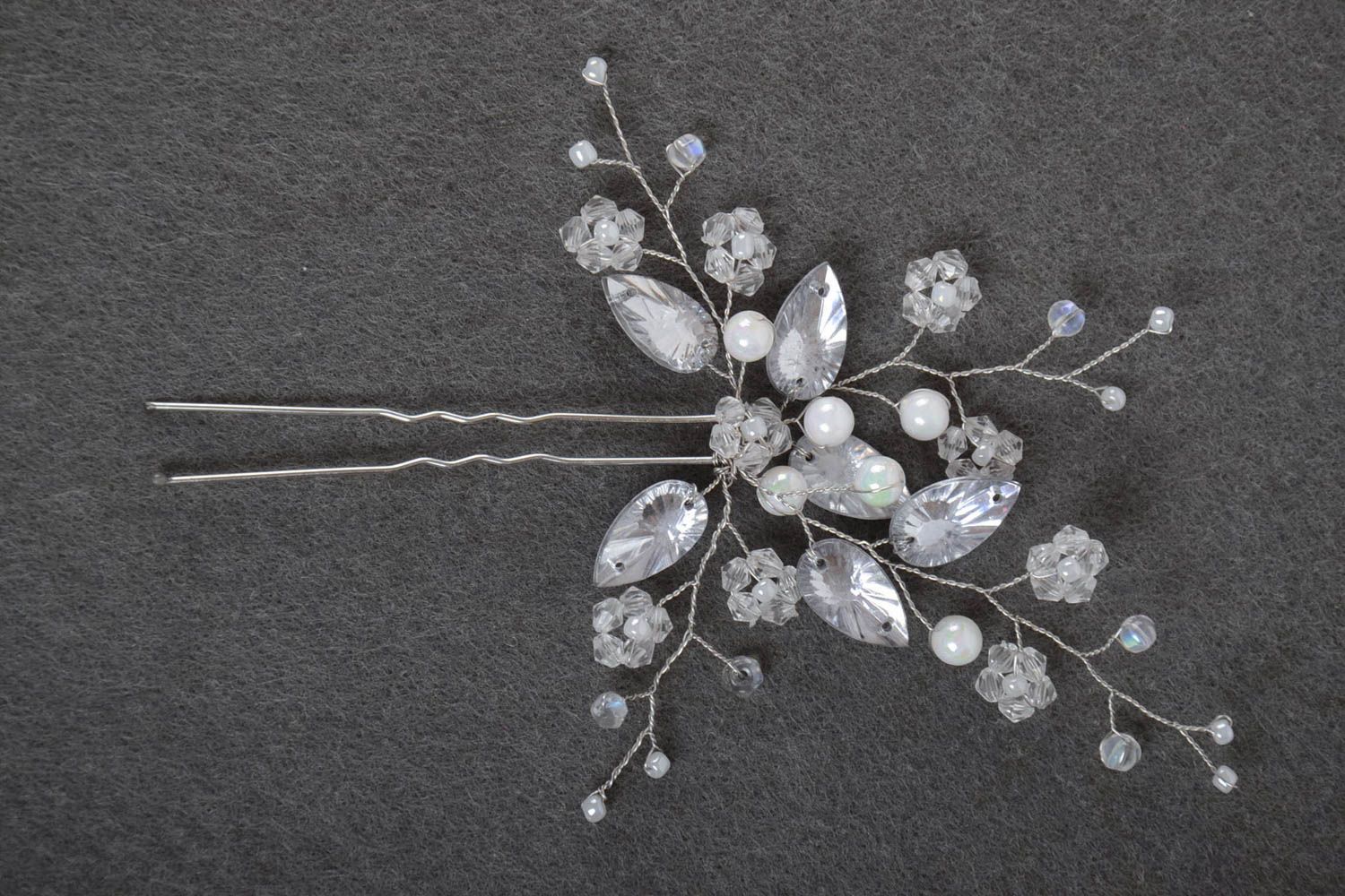 Épingle à cheveux en métal avec fleurs blanches faite main accessoire élégant photo 2