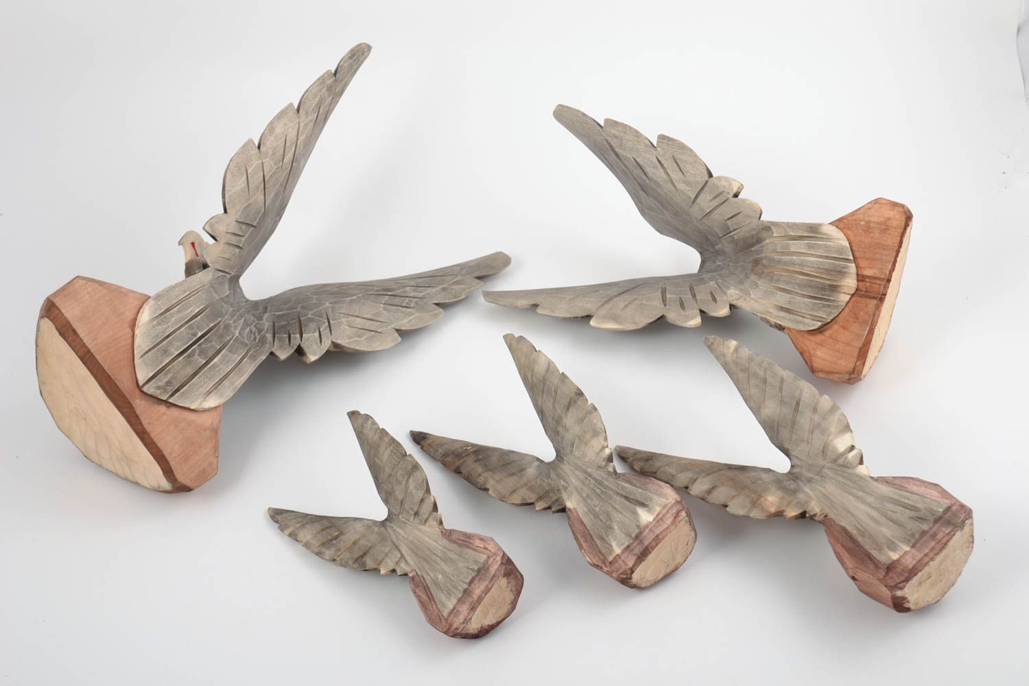Conjunto de figuras de madera hechos a mano con forma de águilas de diferentes tamaños foto 4