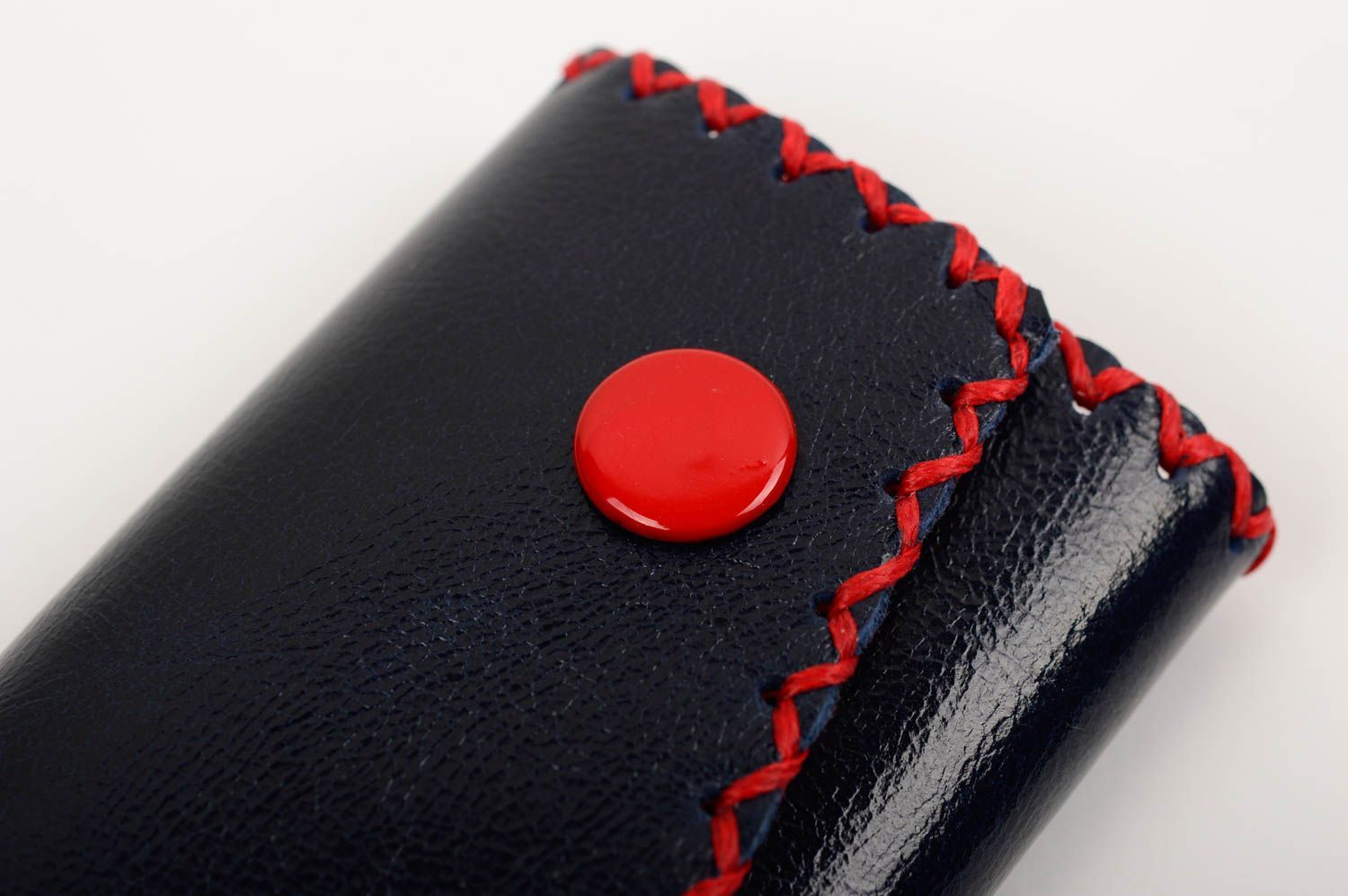 Porte-clés en cuir naturel fait main accessoire original de couleur noir rouge photo 3