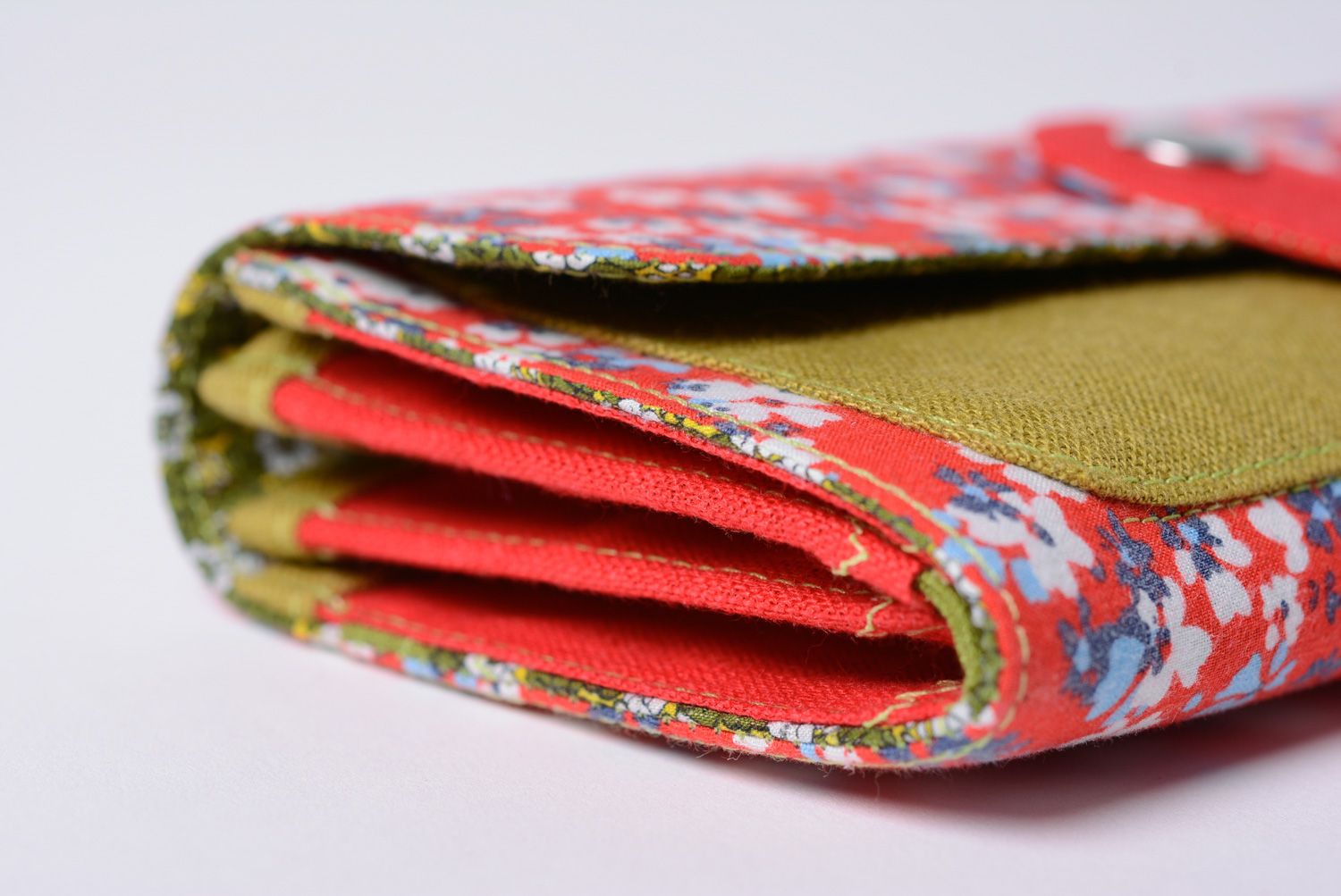 Portefeuille rouge à motif floral fait main en coton et lin cadeau pour femme photo 2