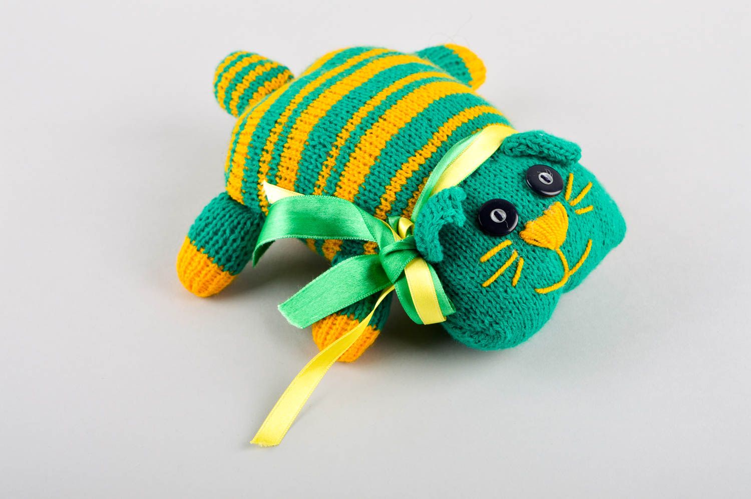 Peluche chat rayé Jouet tricot fait main bleu-jaune Cadeau pour enfant photo 2