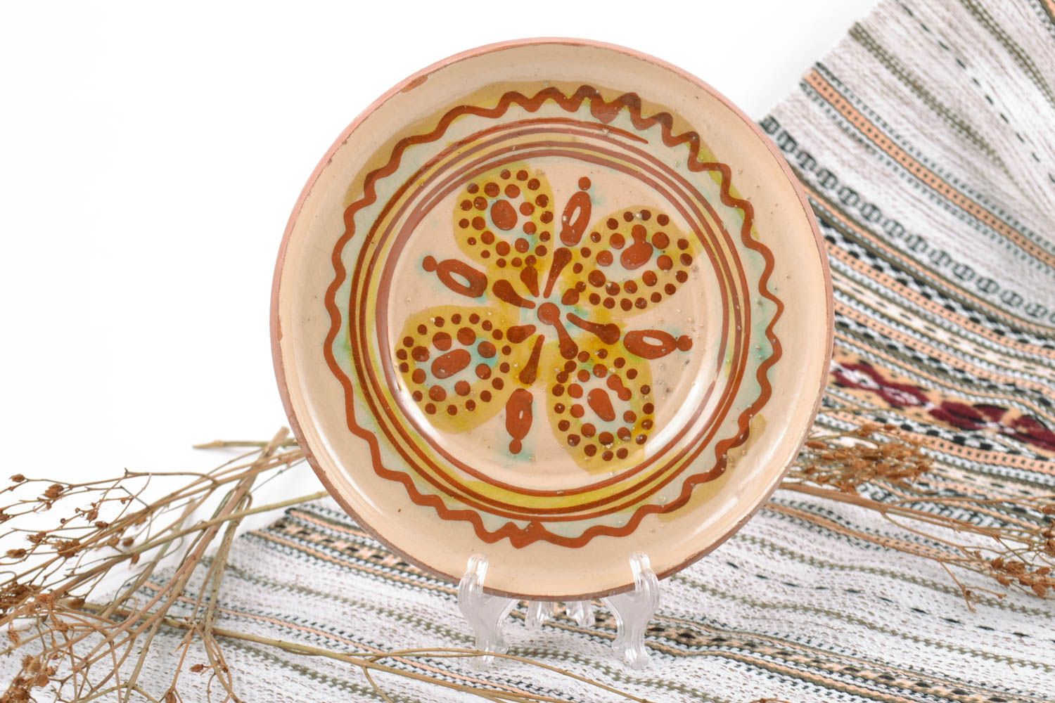 Красивая глиняная тарелка расписанная глазурью ручной работы оригинальная для декора фото 1