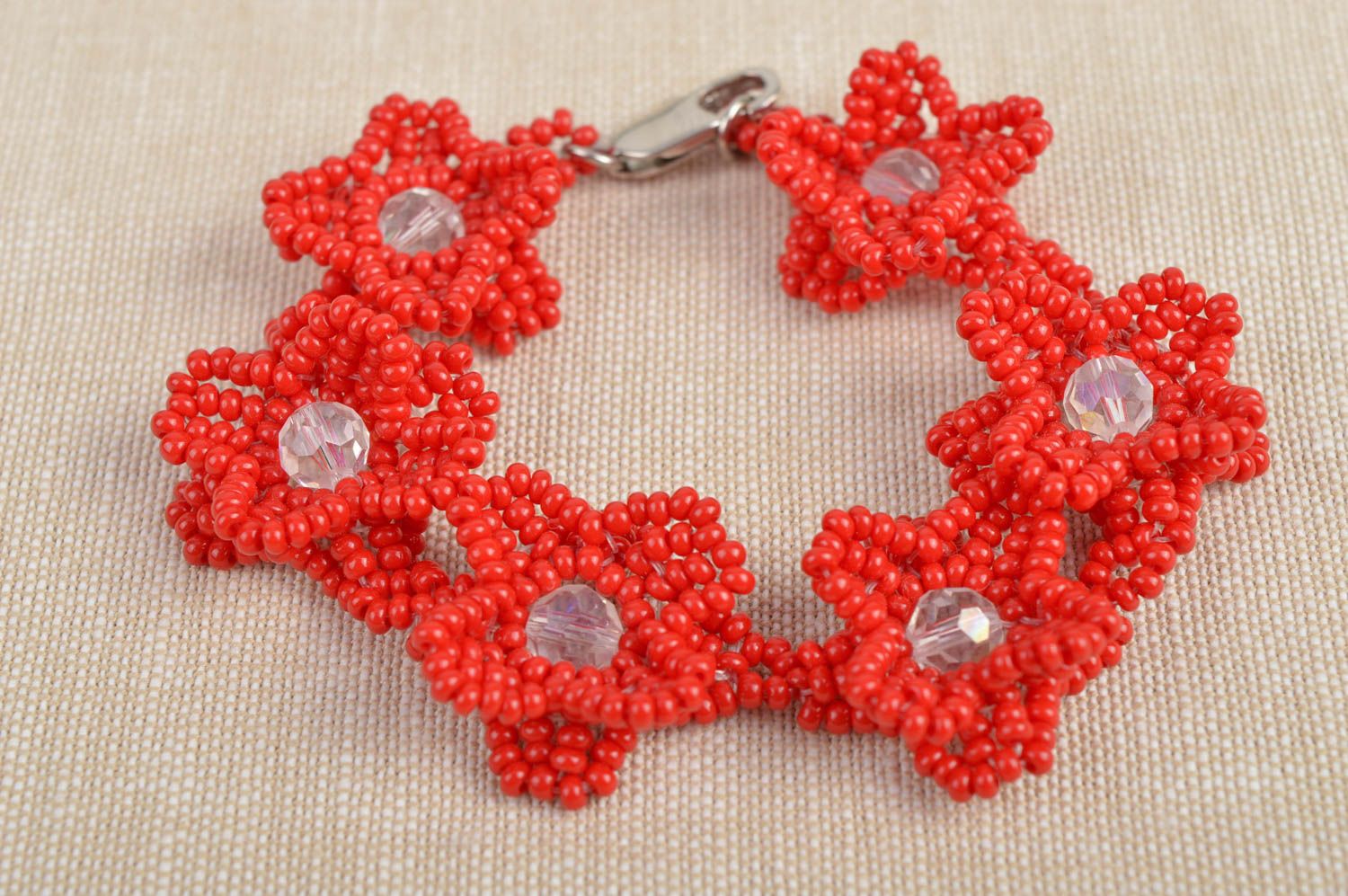 Красный браслет с бисером и бусинами плетеный аксессуар ручной работы с цветами фото 1
