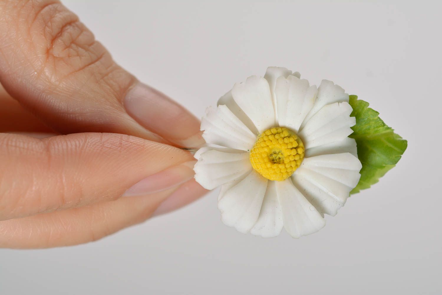 Schöne Blumen Ohrringe aus Polymer Ton Kamillen zart weiblich nett Handarbeit foto 4