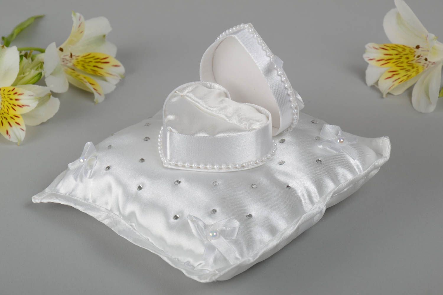 Weißes handmade Ringkissen für Hochzeit aus Atlasbändern mit Schatulle Herz  foto 1