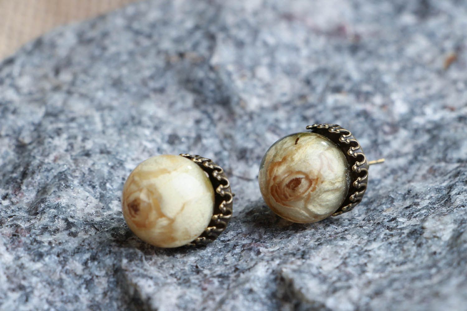 Stud earrings with roses in epoxy resin photo 3