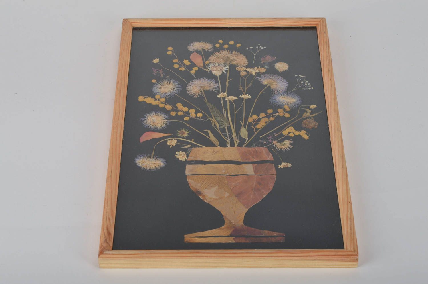 Картина из сухих листьев и цветов мимозы на ткани ручной работы Ваза с цветами фото 5