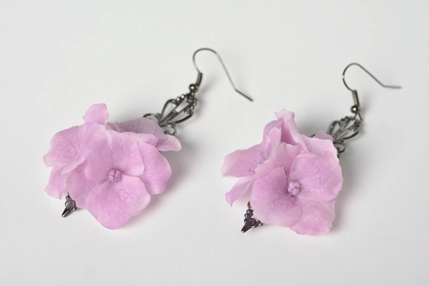Fliederblaue zarte handgemachte Ohrringe mit Blumen aus Polymerton für Damen foto 2