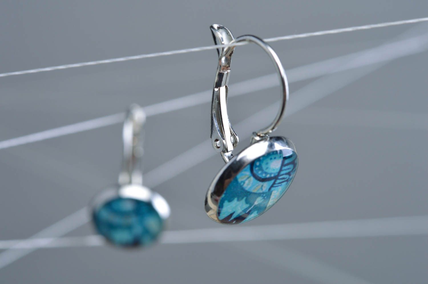 Boucles d'oreilles pendantes rondes bleues en métal et résine époxy faites main photo 1