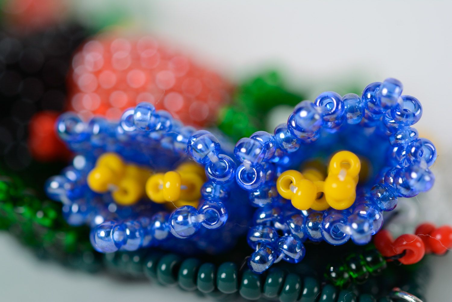 Объемный фигурный браслет из бисера с цветами и бабочкой яркий летний хенд мэйд фото 3