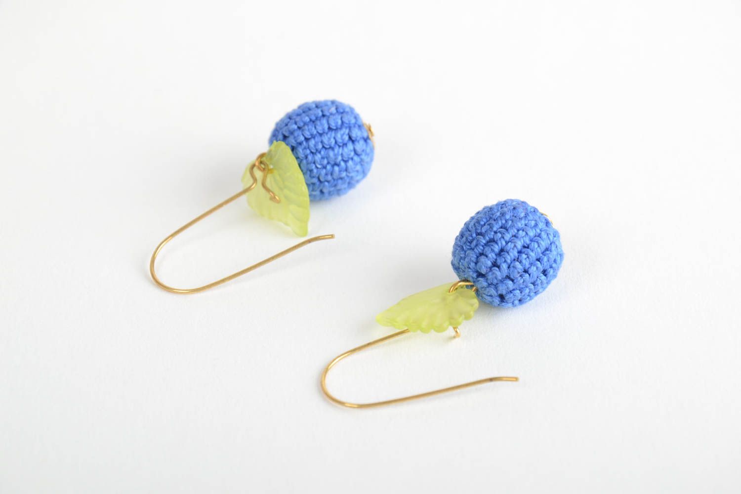 Boucles d'oreilles pendantes tricotées au crochet de créateur faites main bleues photo 4