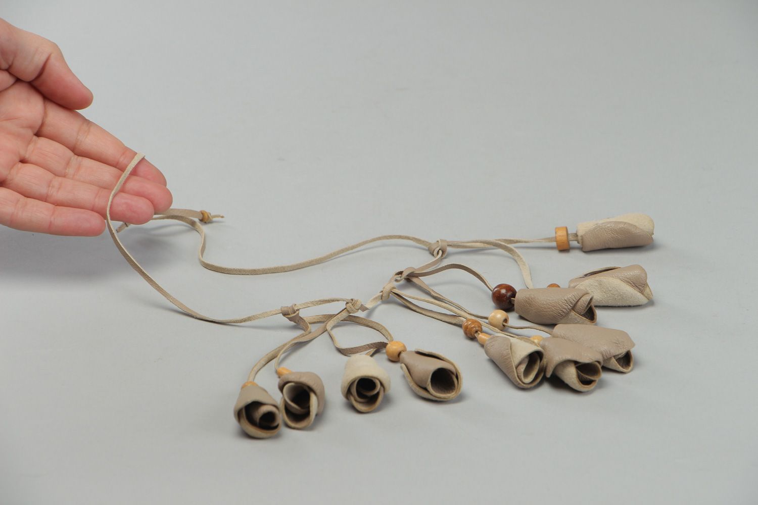 Handgemachtes originelles Leder Collier mit Holzperlen in Grau für Frauen  foto 4
