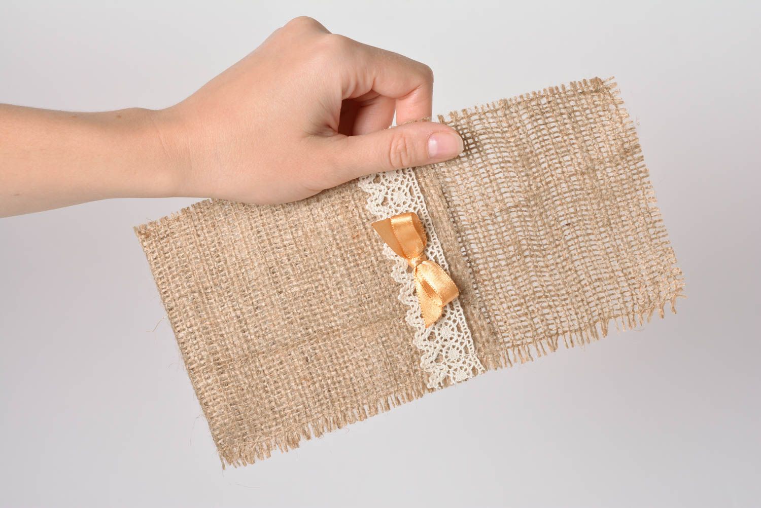 Bolsillo para cubiertos hecho a mano de arpillera con encaje decoración de mesa foto 5