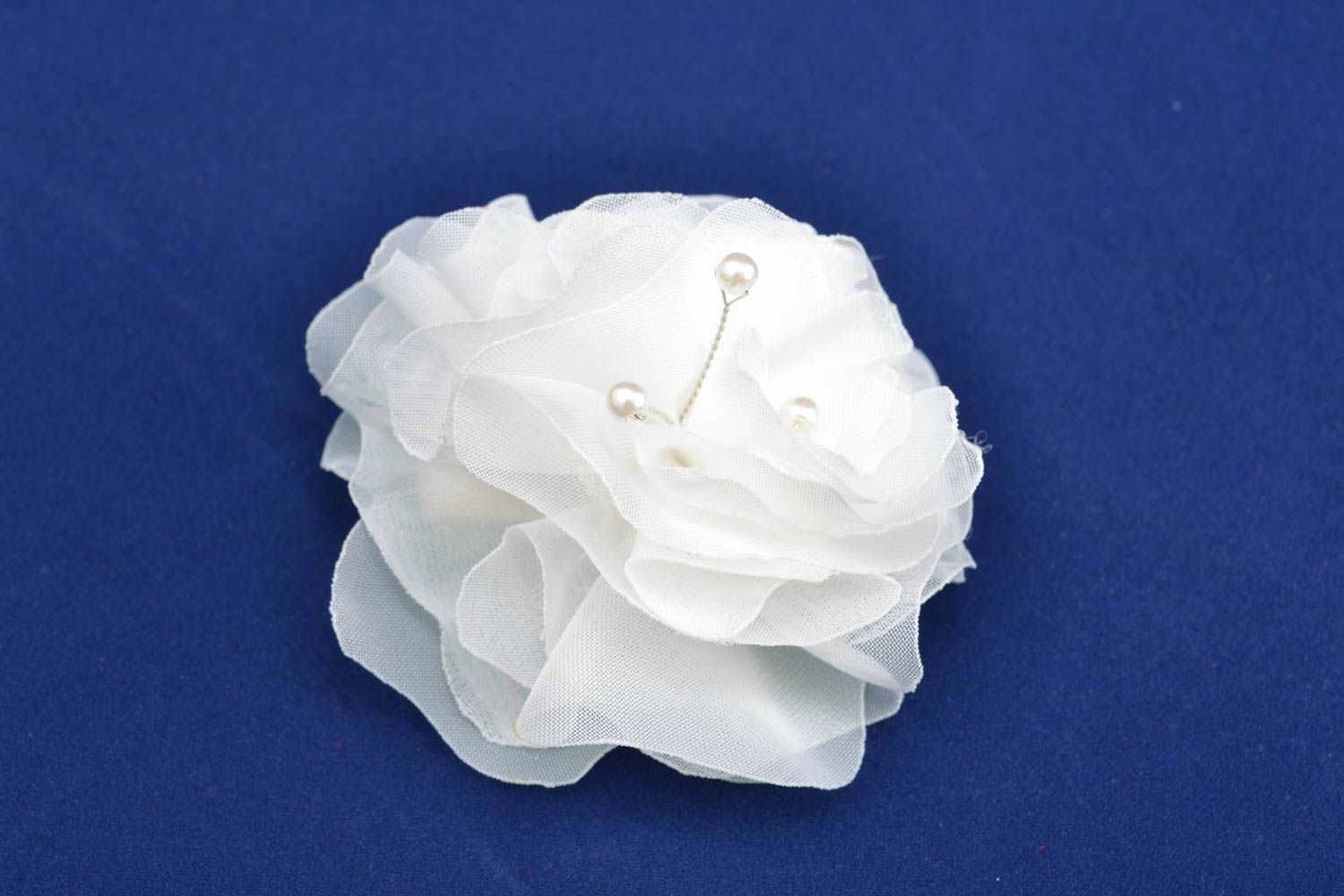 White fabric hair clip photo 1