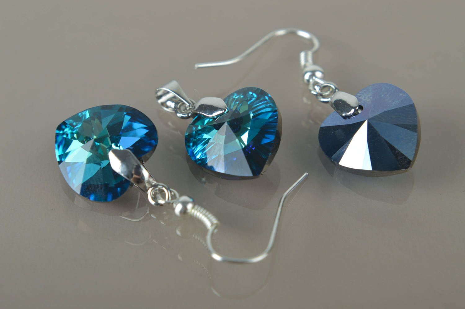 Conjunto de bisutería hecha a mano de cristal pendientes y colgante azules foto 4