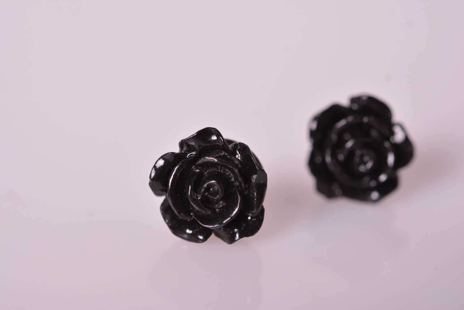 Модные серьги украшение ручной работы серьги клипсы из пластики черные розы фото 5