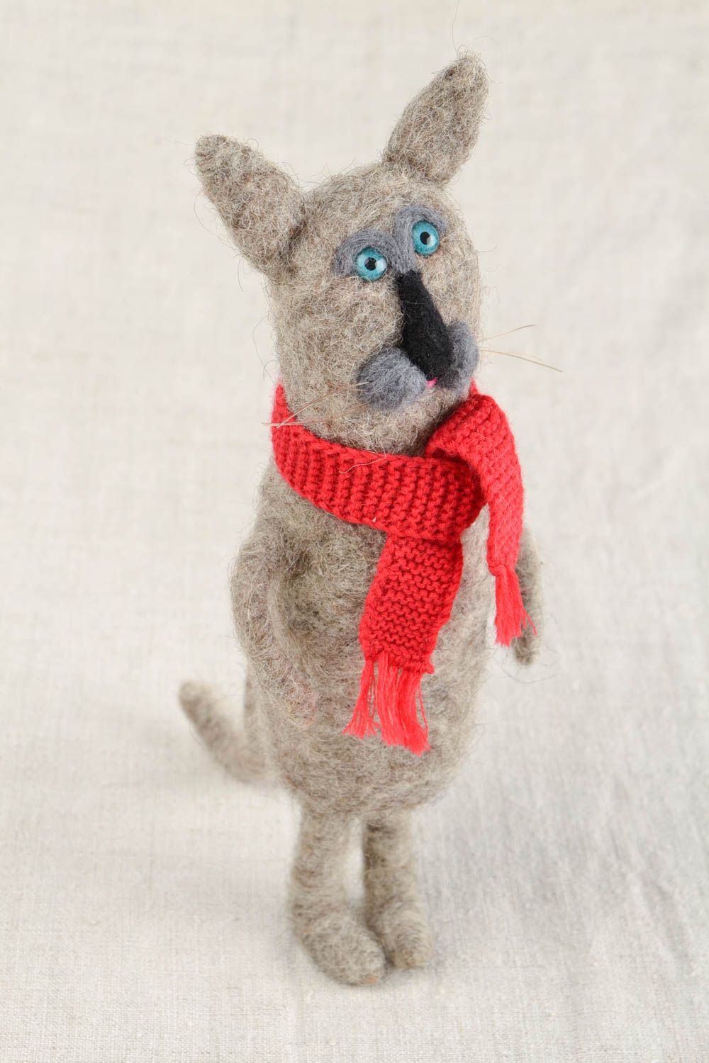 Peluche chat avec écharpe Jouet fait main en laine feutrée Cadeau enfant photo 1